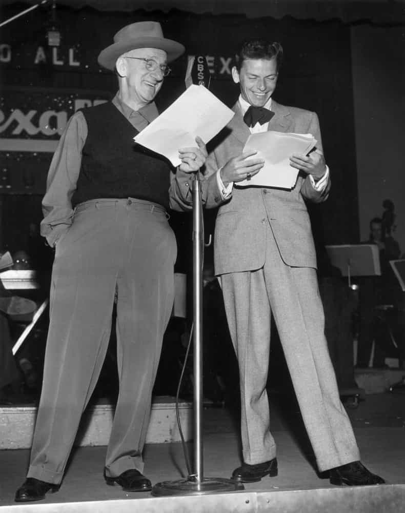 Sänger Jimmy Durante und Frank Sinatra proben vor einem CBS-Mikrofon in Vorbereitung auf eine Radiosendung.