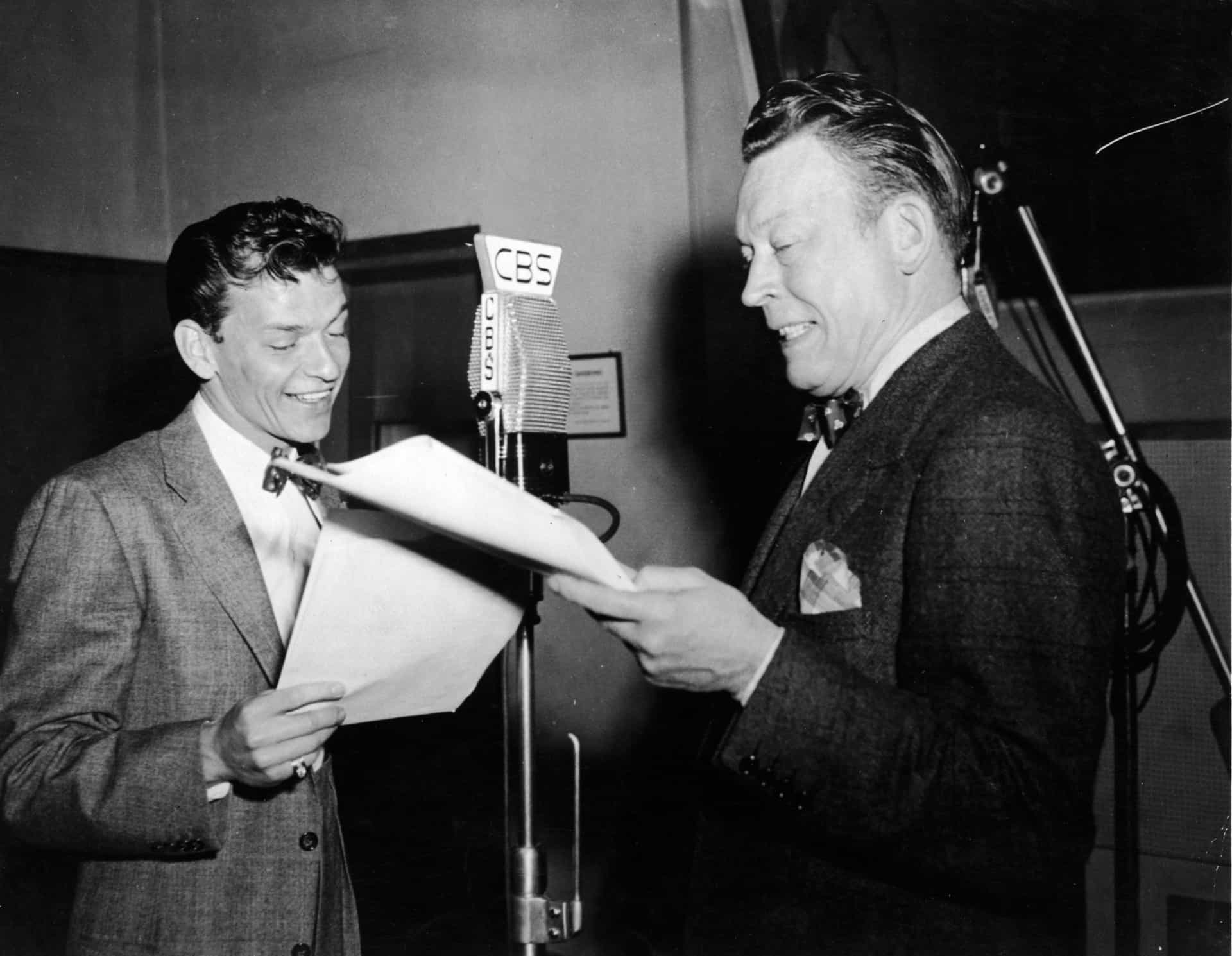 Frank probt ein Skript in einem Rundfunkstudio mit dem amerikanischen Komiker Fred Allen.