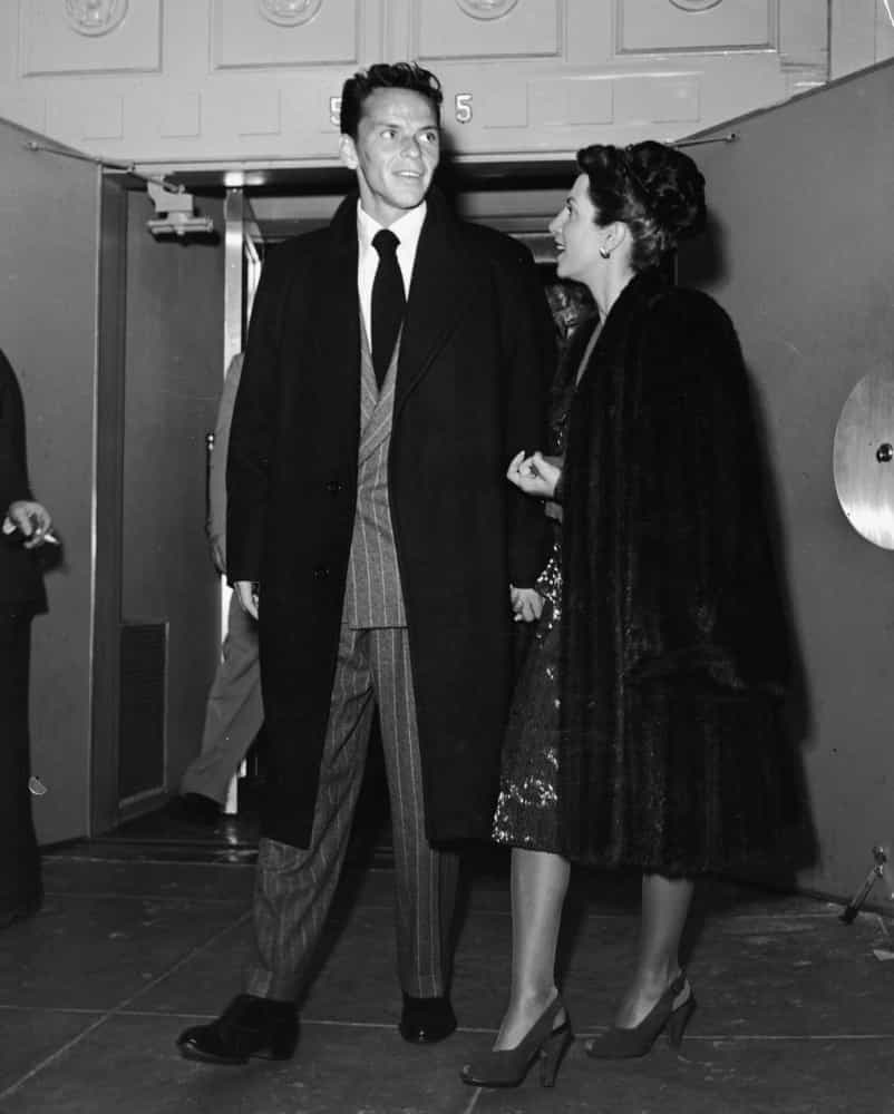 Frank und Nancy verlassen 1946 gemeinsam einen Nachtclub.