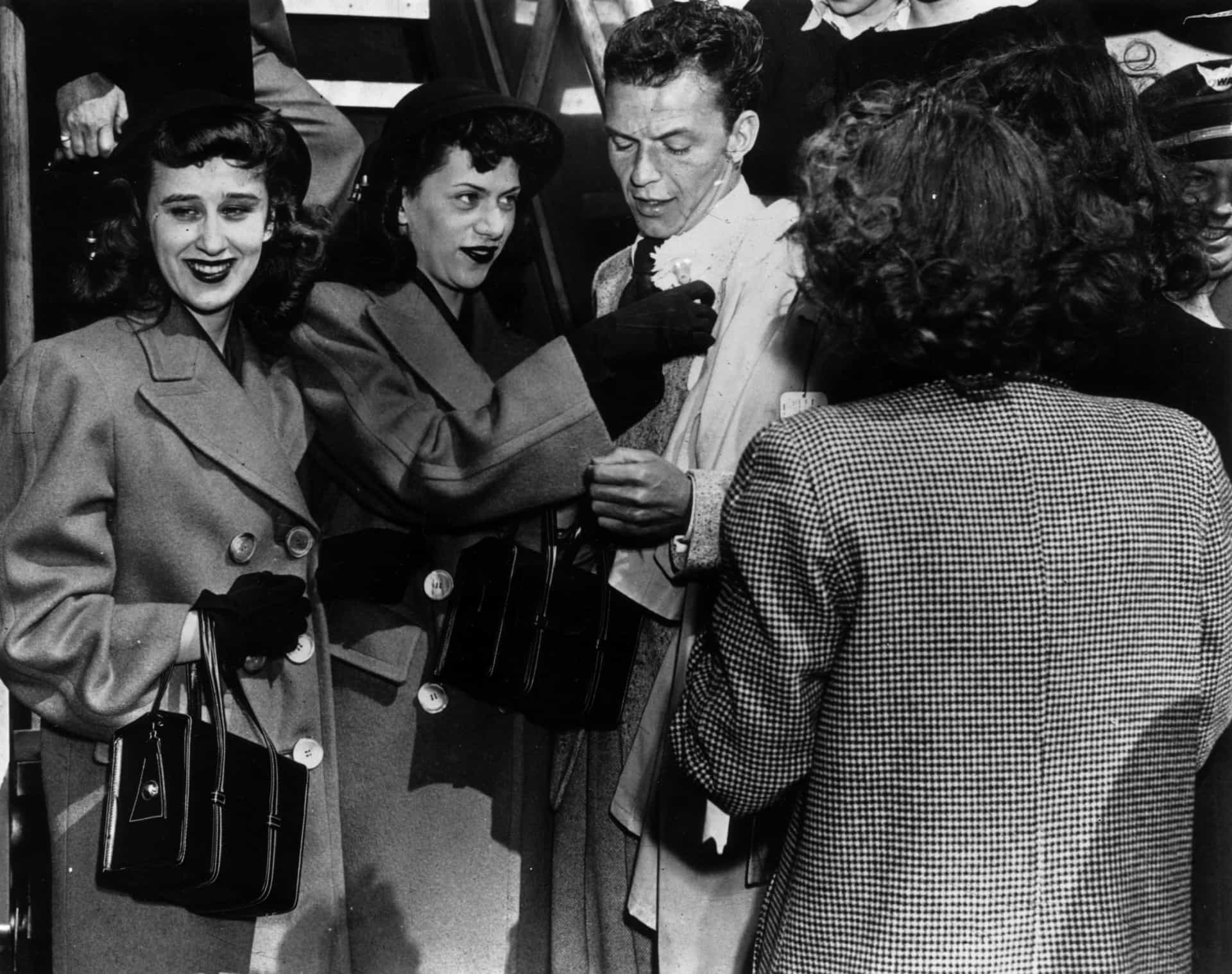 Junge Fans reißen sich im Jahr 1947 um den berühmten Sänger.