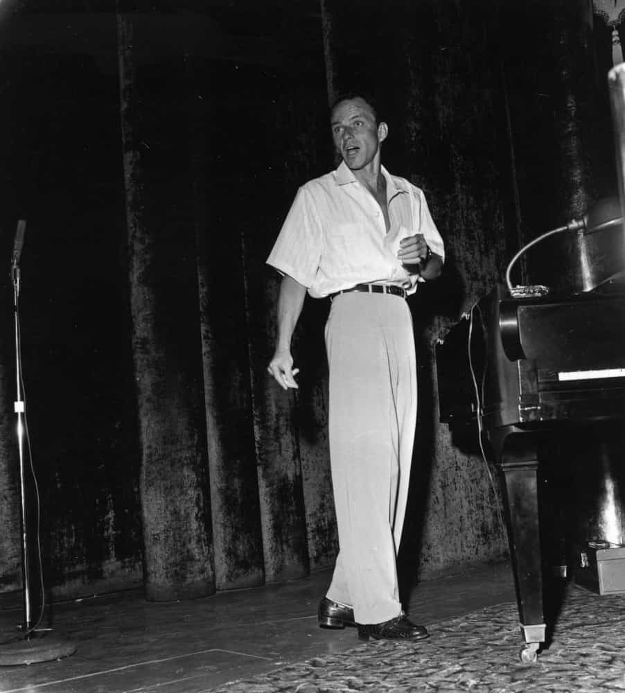 Sinatra erneut bei den Proben, dieses Mal auf der Bühne neben einem Klavier.