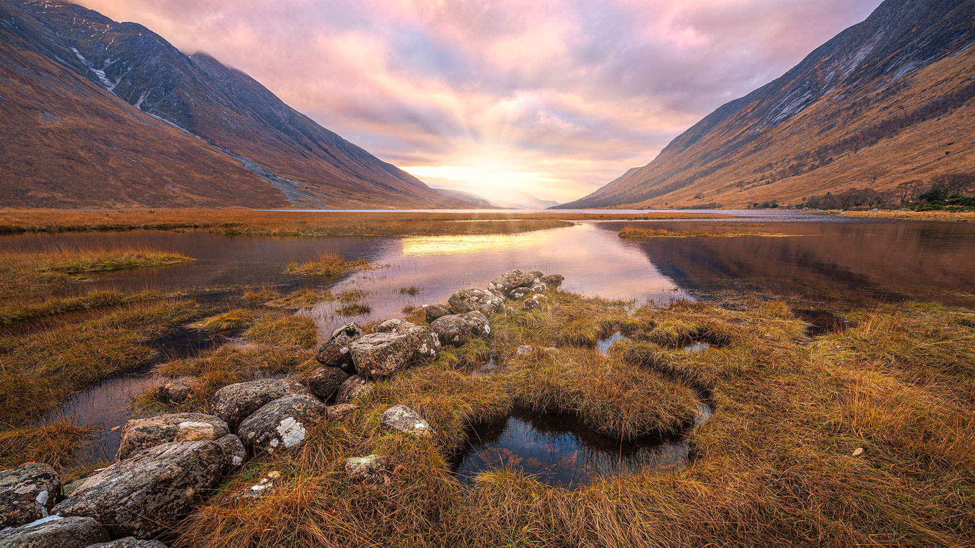 Diapositive 2 sur 21: Panoramic photo of where the river Etive meets the Loch, near Gualachulain, Scotland. Mountains Ben Starav on the left and Beinn Trilleachan on the right.