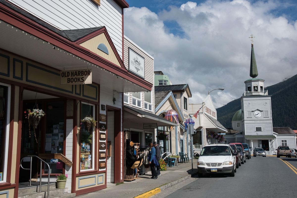 These towns. Ситка город на Аляске. Ситка Аляска достопримечательности. Ситка Аляска улицы. США Аляска город Ситка.