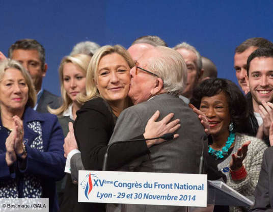 Diapositive 4 sur 26: Jean-Marie et Marine Le Pen se sont autorisés un câlin