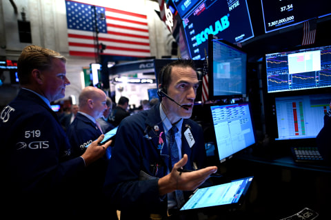 Wall Street Berfluktuasi, Data Inflasi Perkuat Sinyal Penurunan Suku Bunga Fed