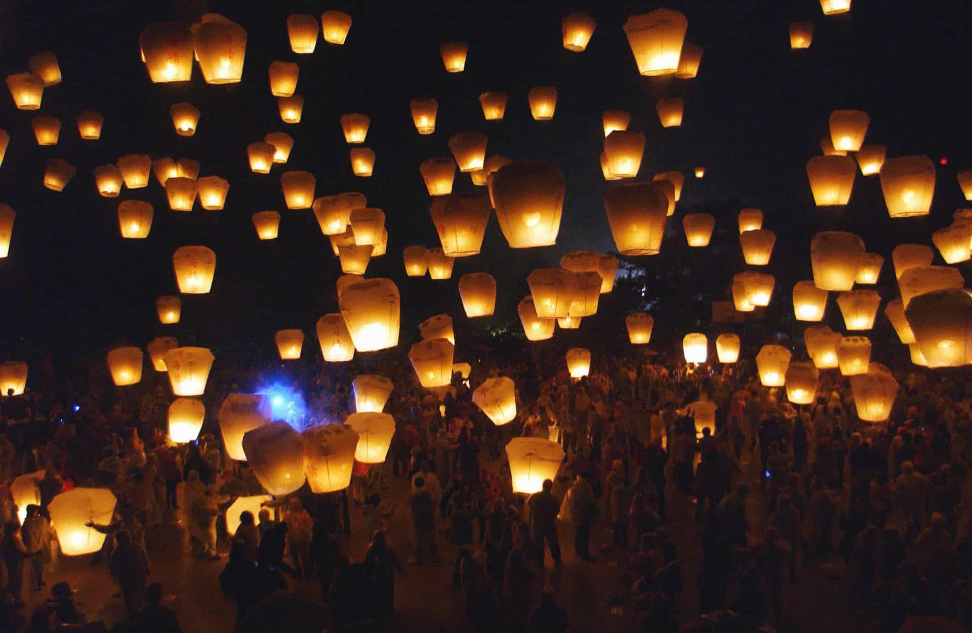 Фестиваль фонариков в тайване. Фонарик в темноте. Фестиваль небесных фонарей тайвань. Фестиваль воздушных фонариков 2024 екатеринбург. Фестиваль фонарей юаньсяоцзе.