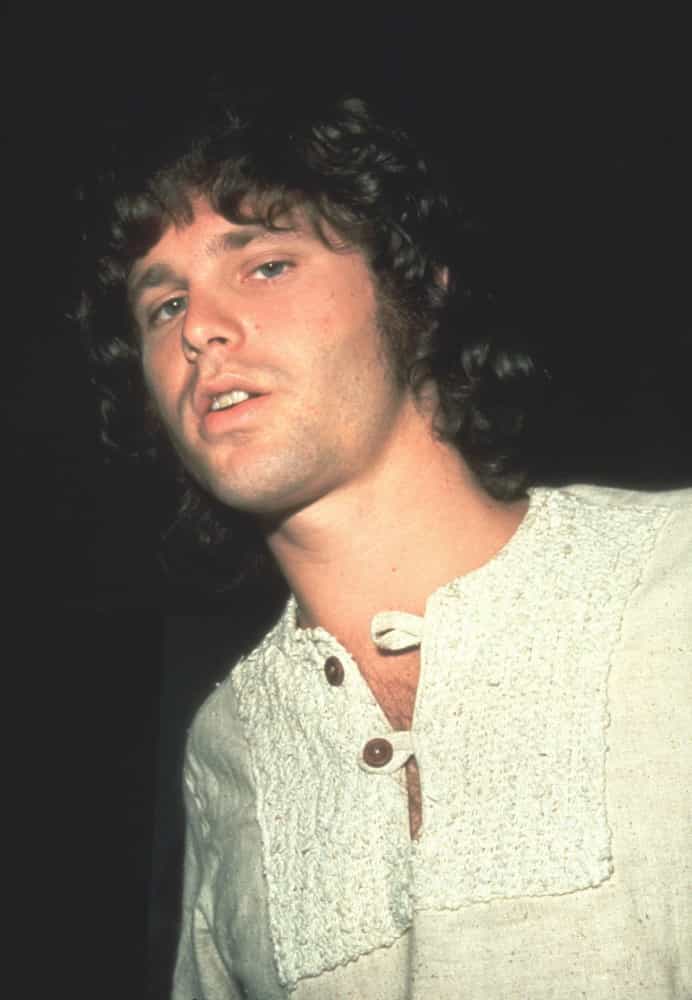Slide 27 de 29: Quando o vocalista do The Doors estava de ressaca, ele bebia uma mistura de gim, suco de limão, lima, clara de ovo, açúcar, creme, água de flor de laranjeira e água com gás.