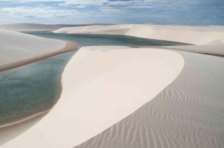  LENÇÓIS MARANHENSES: as lagoas pluviais em meio às dunas de areia fazem o Parque Nacional dos Lençóis Maranhenses ter uma das paisagens mais surreais do planeta (Foto: Biaman Prado/Mtur)