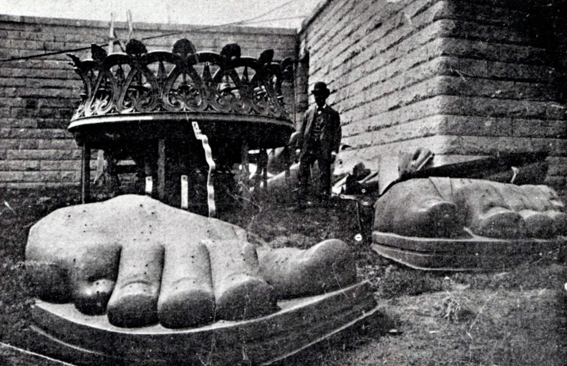 Historical photos of famous monuments under construction