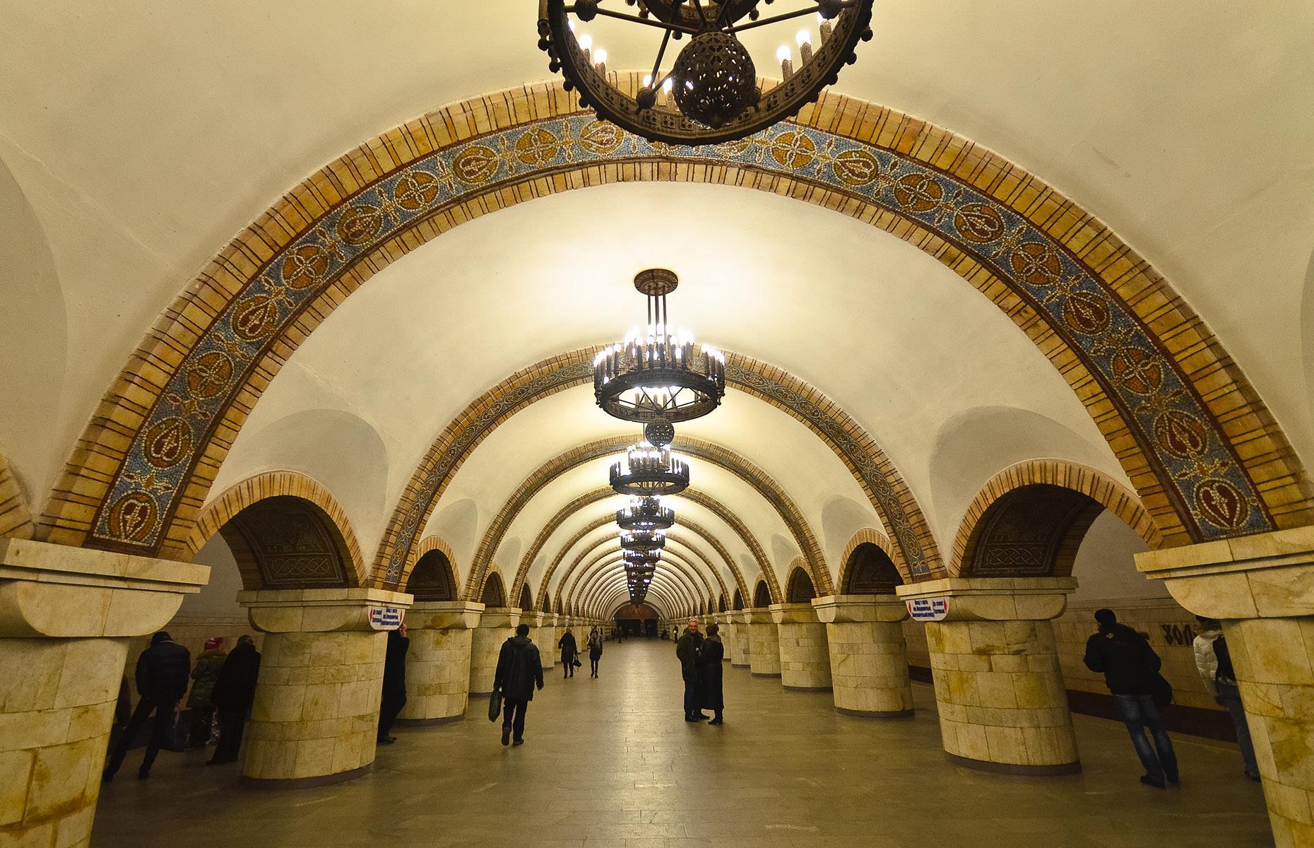 What looks more like a medieval castle, is actually Kiev’s Zoloti Vorota (Golden Gates) station. Its two main features are the two-tiered bronze chandeliers and 80 large mosaic pieces depicting Ukraine’s history.