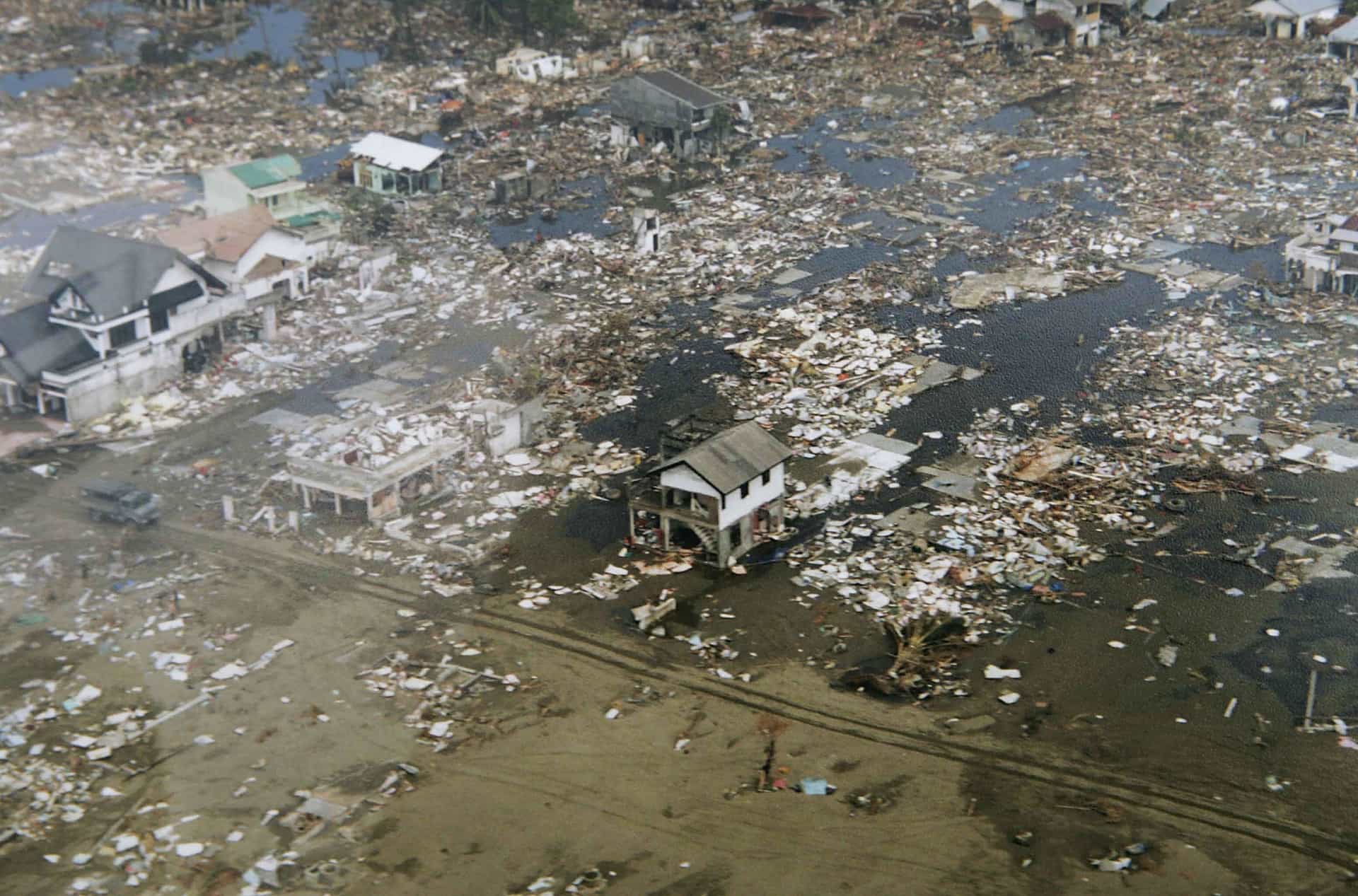 Землетрясение на острове. Землетрясение в Индонезии 2004. Суматра ЦУНАМИ 2004. Суматра Индонезия 24 декабря 2004 года ЦУНАМИ. Землетрясение в индийском океане 2004.