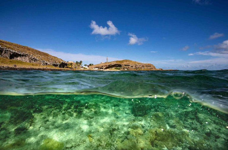  ABROLHOS: no litoral da Bahia, fica uma das maiores reservas naturais do Brasil. Esta ilha é um dos melhores lugares para mergulho no país (Foto: Roberto Costa Pinto/Wikimedia Commons/CC BY-SA 4.0)