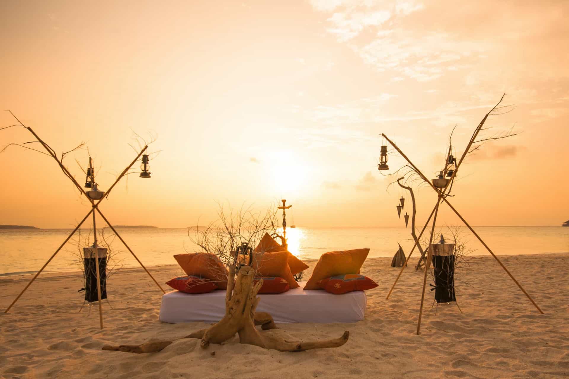 <p>Eating in the Maldives is especially pleasurable because you can have special dining arrangements such as eating on a deck on the ocean, eating by the pool, or, on the beach. If this isn't luxury, we don't know what is!</p>