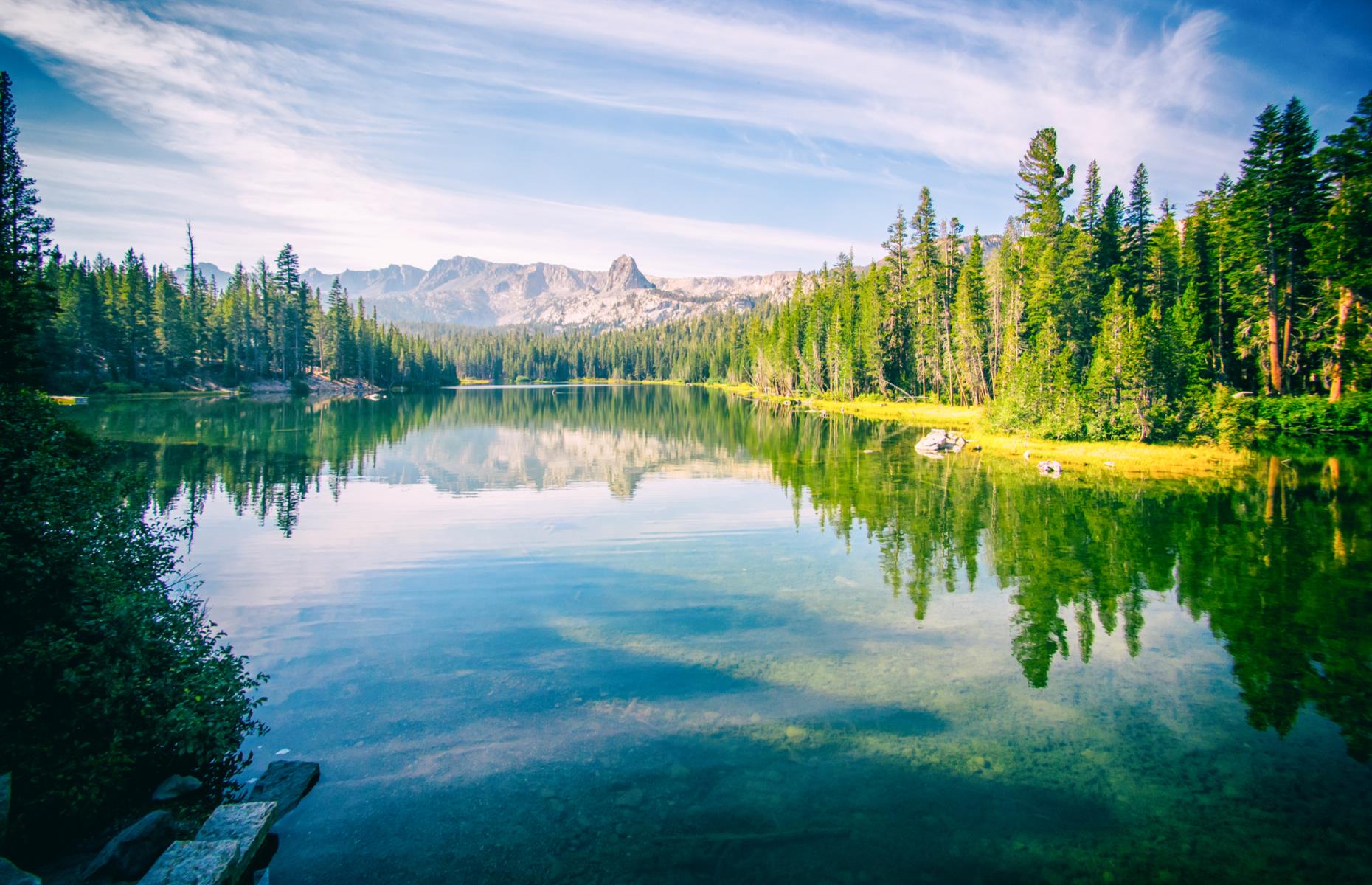 America's Most Beautiful Lakeside Towns With STUNNING Views