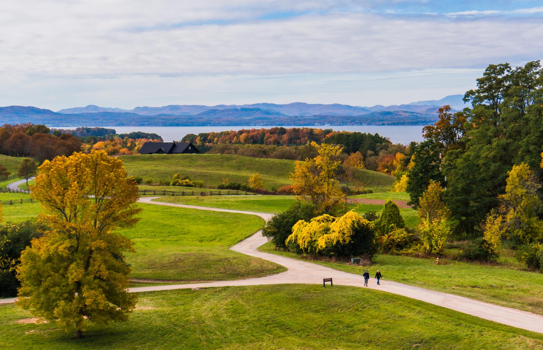 America's Most Beautiful Lakeside Towns With STUNNING Views