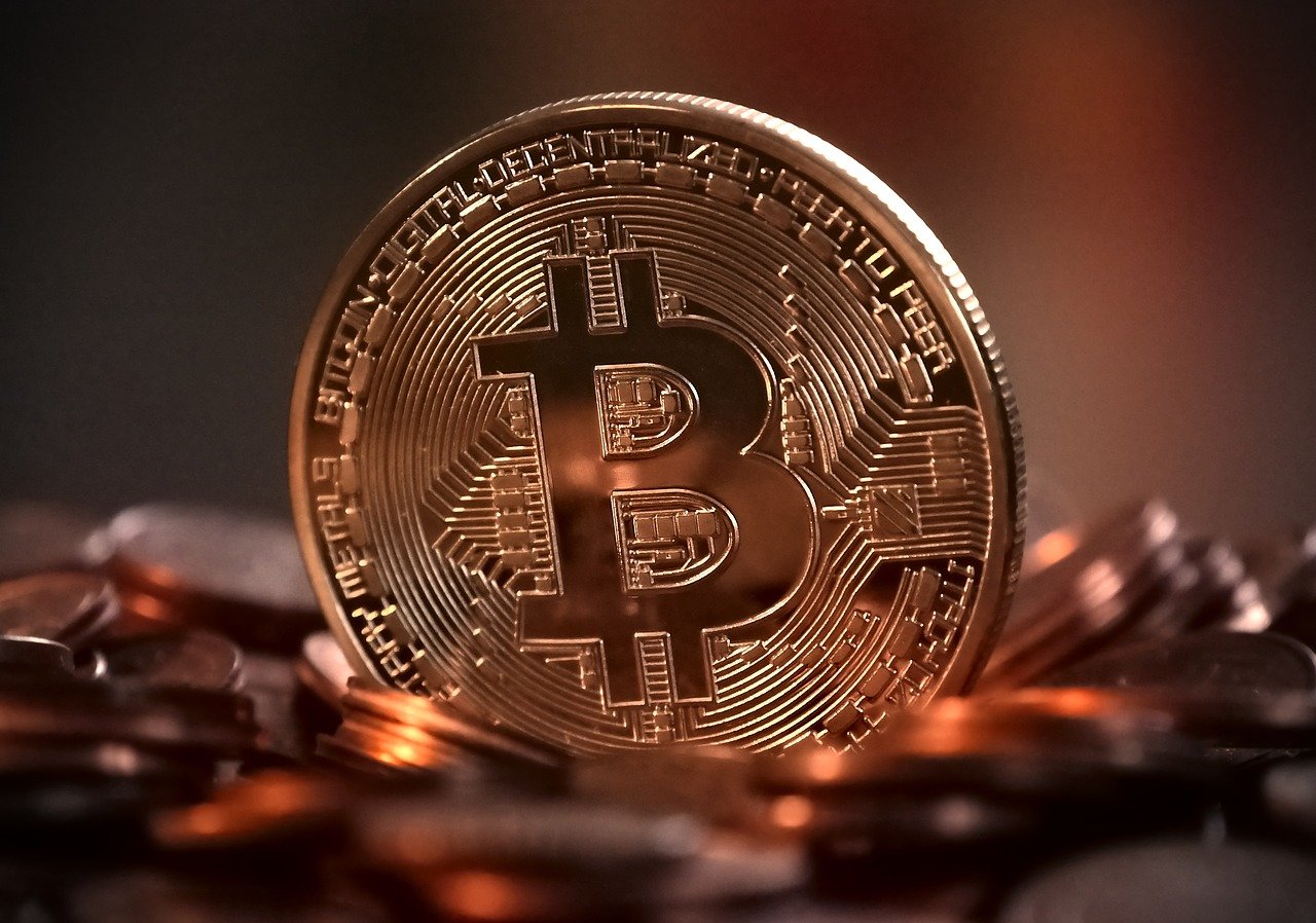 cena bitcoinu je dnes v korunách nejvyšší v dějinách, činí více než 1,5 milionu korun. v dolarech dnes překonává úroveň 65 000 a roste k historickému rekordu