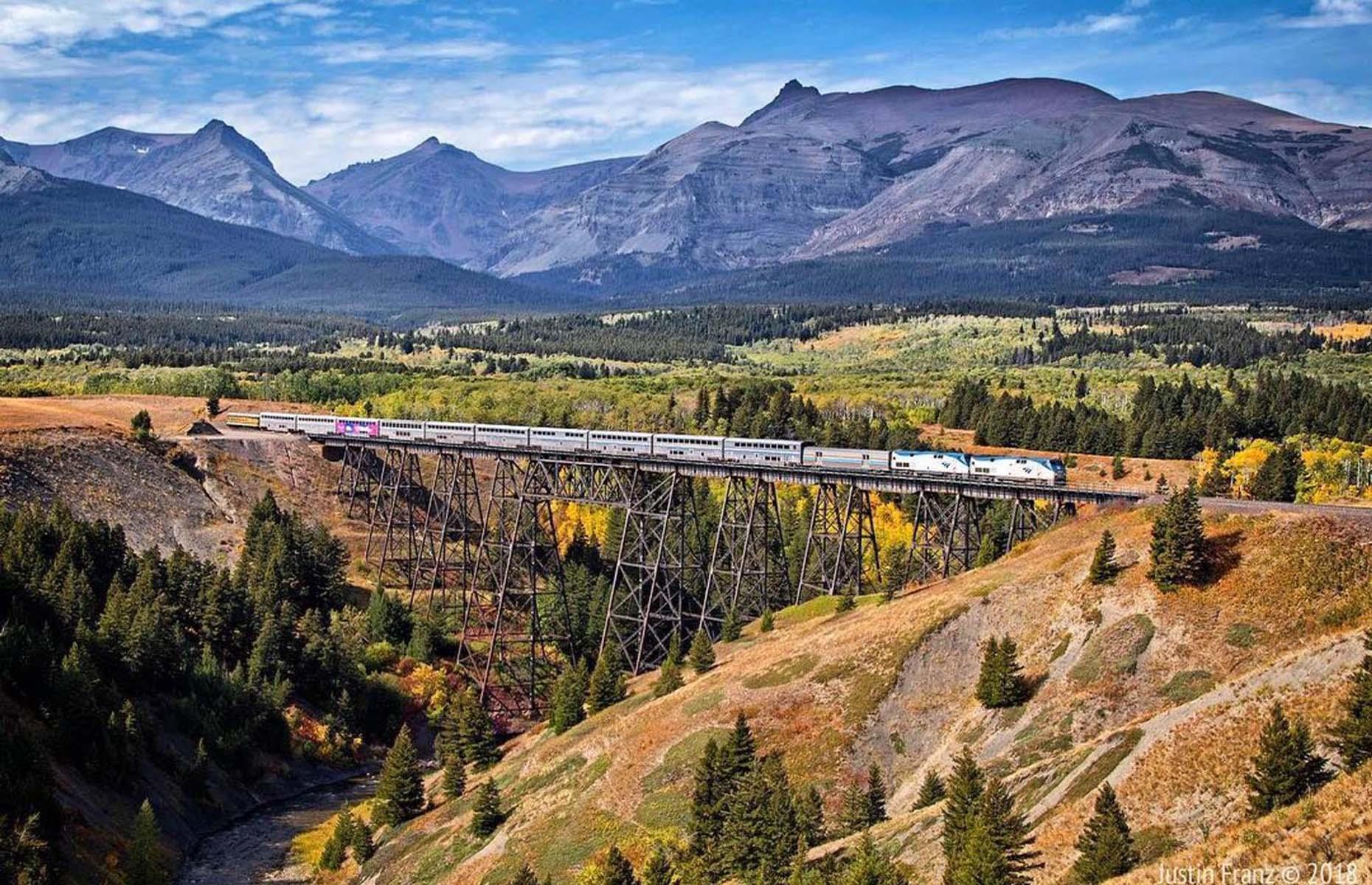 The Empire Builder is yet another of Amtrak’s epic cross-country routes covering vast swathes of the USA and incredibly varied terrain. There’s a historic dimension to the journey too, since the train follows portions of the Lewis and Clark Trail. Departing from Chicago, travelers glide past the Mississippi River before hitting the illuminated night skyline of Minneapolis and St Paul.