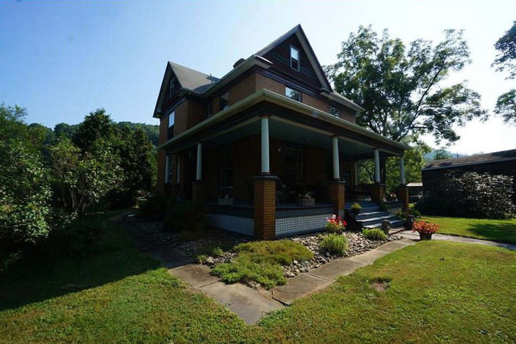 6 of 25 Photo in Gallery: 8 Circle St.The house where "Buffalo Bill" stalks Jodie Foster's character in the basement is in a rural Pennsylvania hamlet southeast of Pittsburgh. Not so shockingly, it languished on the market for a year before it was sold to a fan for $100,000 under its original asking price. Perhaps to the buyer's relief (or disappointment), the infamous basement isn't real; that part of the movie was filmed on a soundstage.