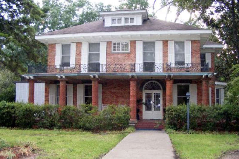 14 of 25 Photo in Gallery: 320 Jefferson St.Indulge all of your Southern Belle fantasies by spending a night or two in this classic brick house with its rambling porch, home to Sally Field's character, M'Lynn, in "Steel Magnolias." Now a bed and breakfast, Steel Magnolias House looks much like it did when the movie was filmed. True fans can also sightsee around the town of Natchitoches, where several spots were used during filming.