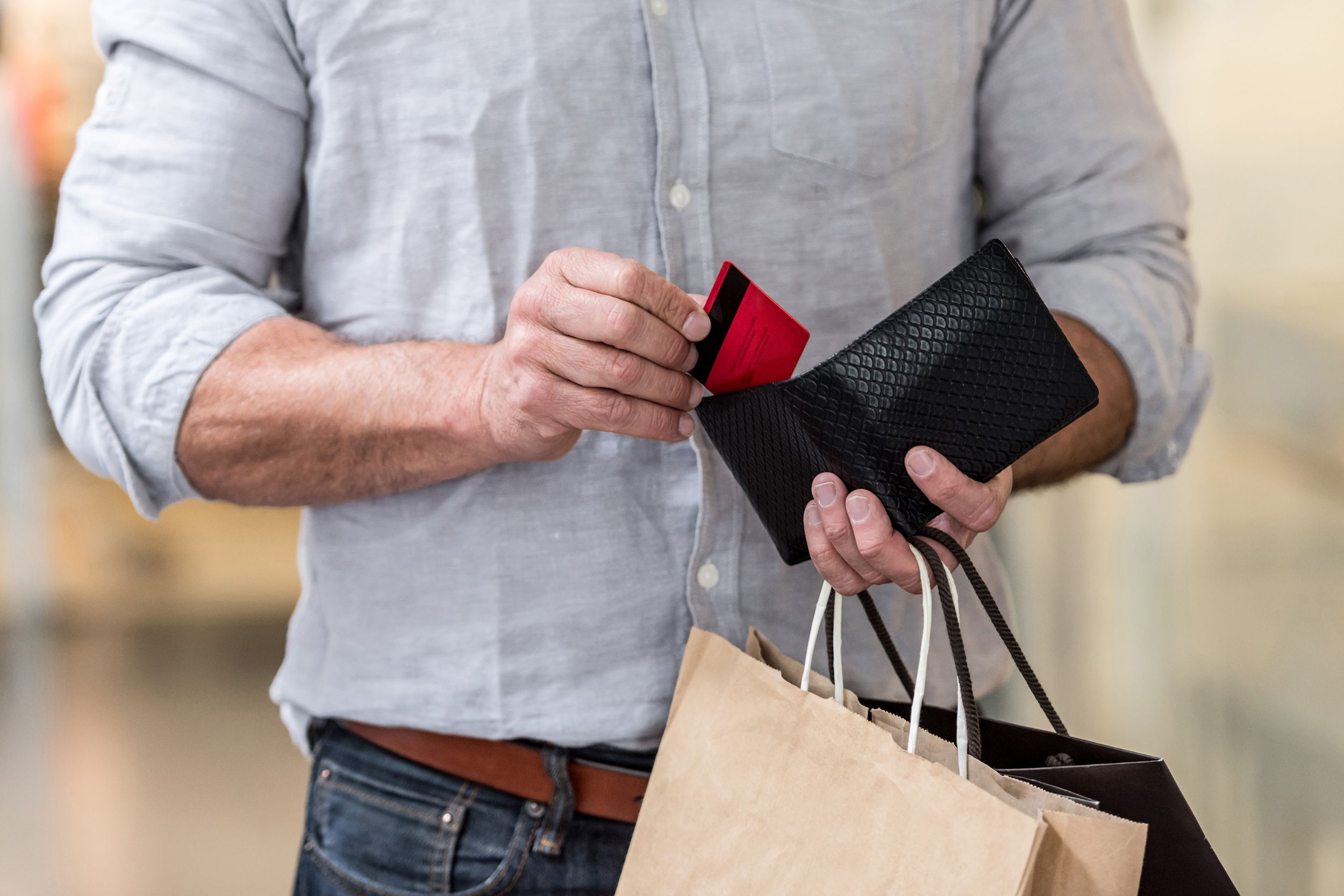 Стоящий дешевле. Шоппинг мужчина. Равнодушный покупатель. Men shop. Man in shopping.