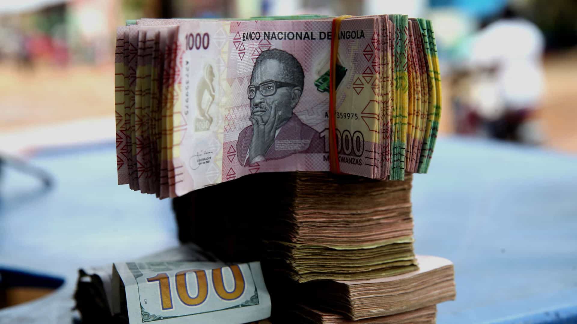 angola. consultora bmi vê moeda a desvalorizar para 900 kwanzas por dólar