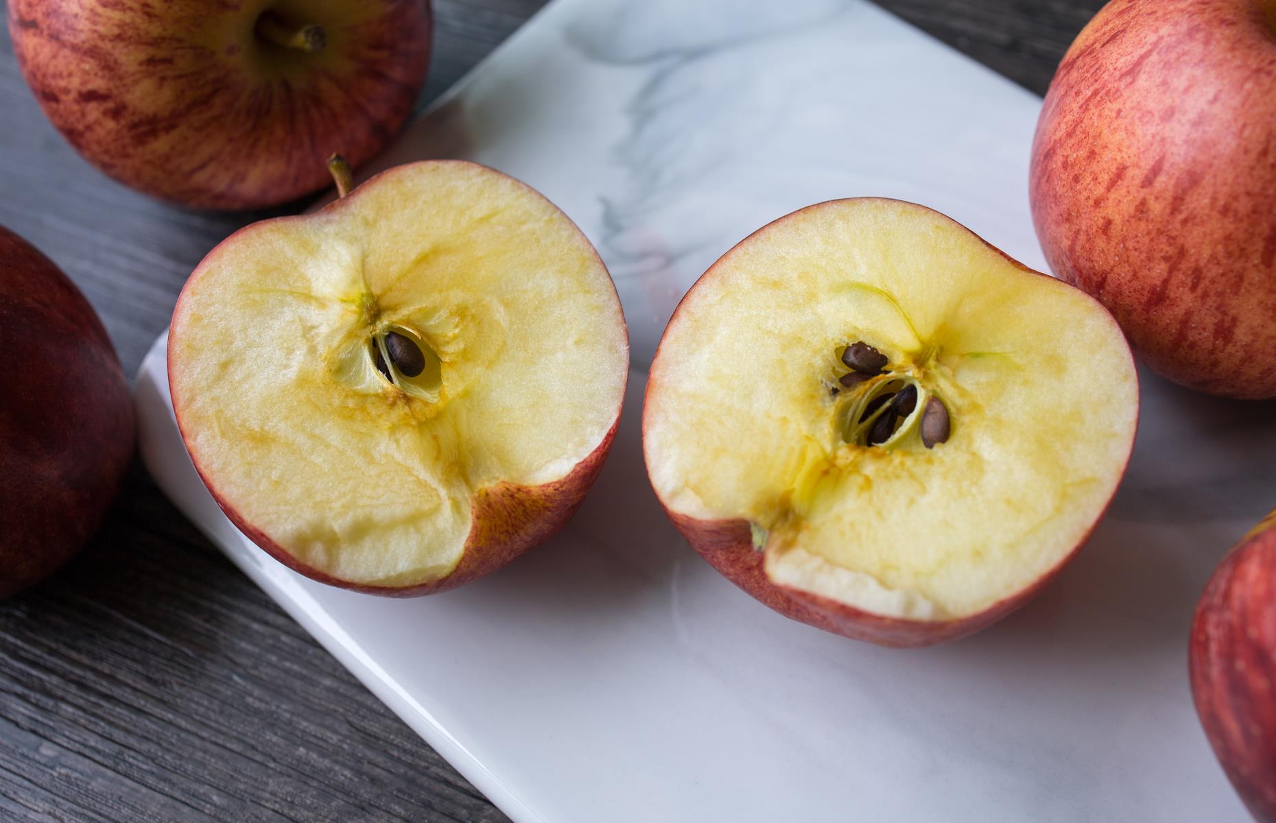 Яблочные косточки. Apples turning Brown.