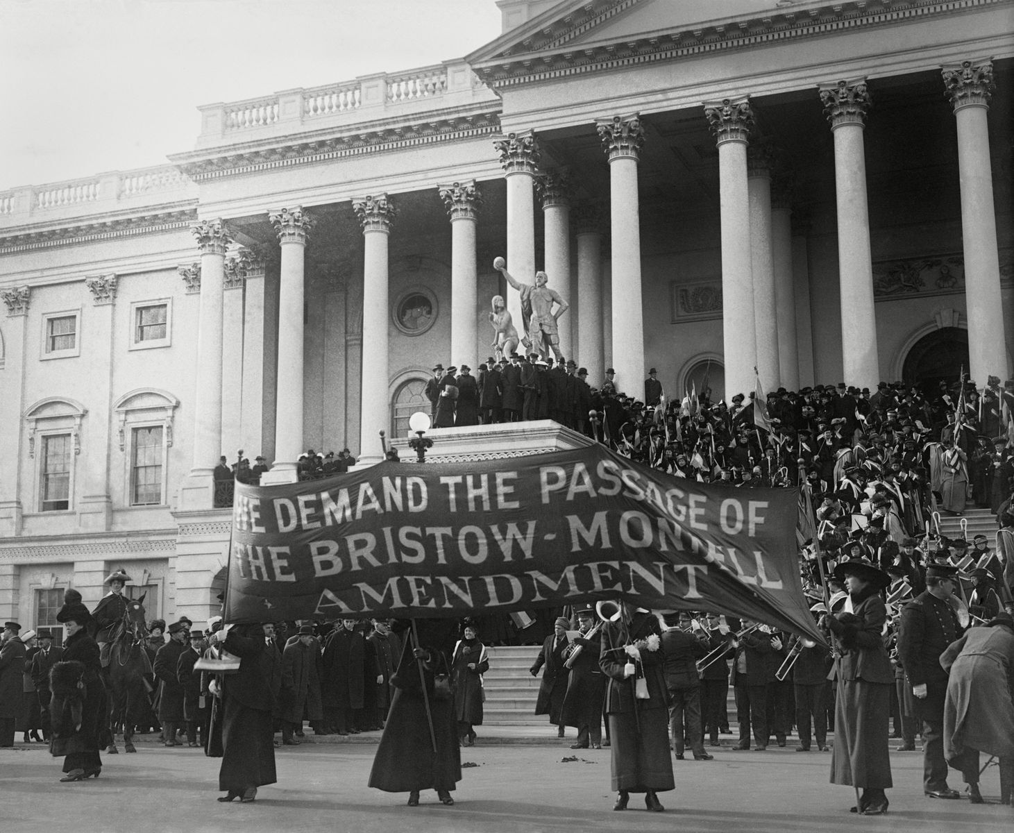 50 powerful photos of women fighting for their rights