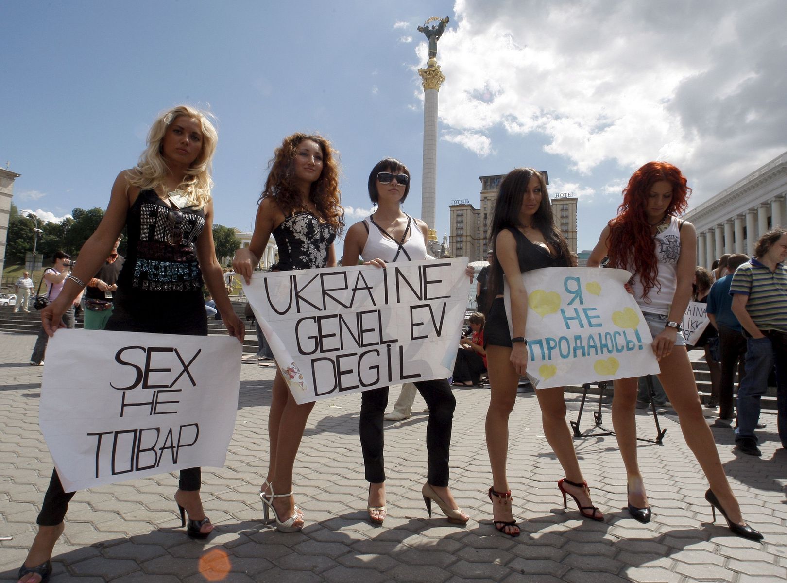 50 Powerful Photos Of Women Fighting For Their Rights