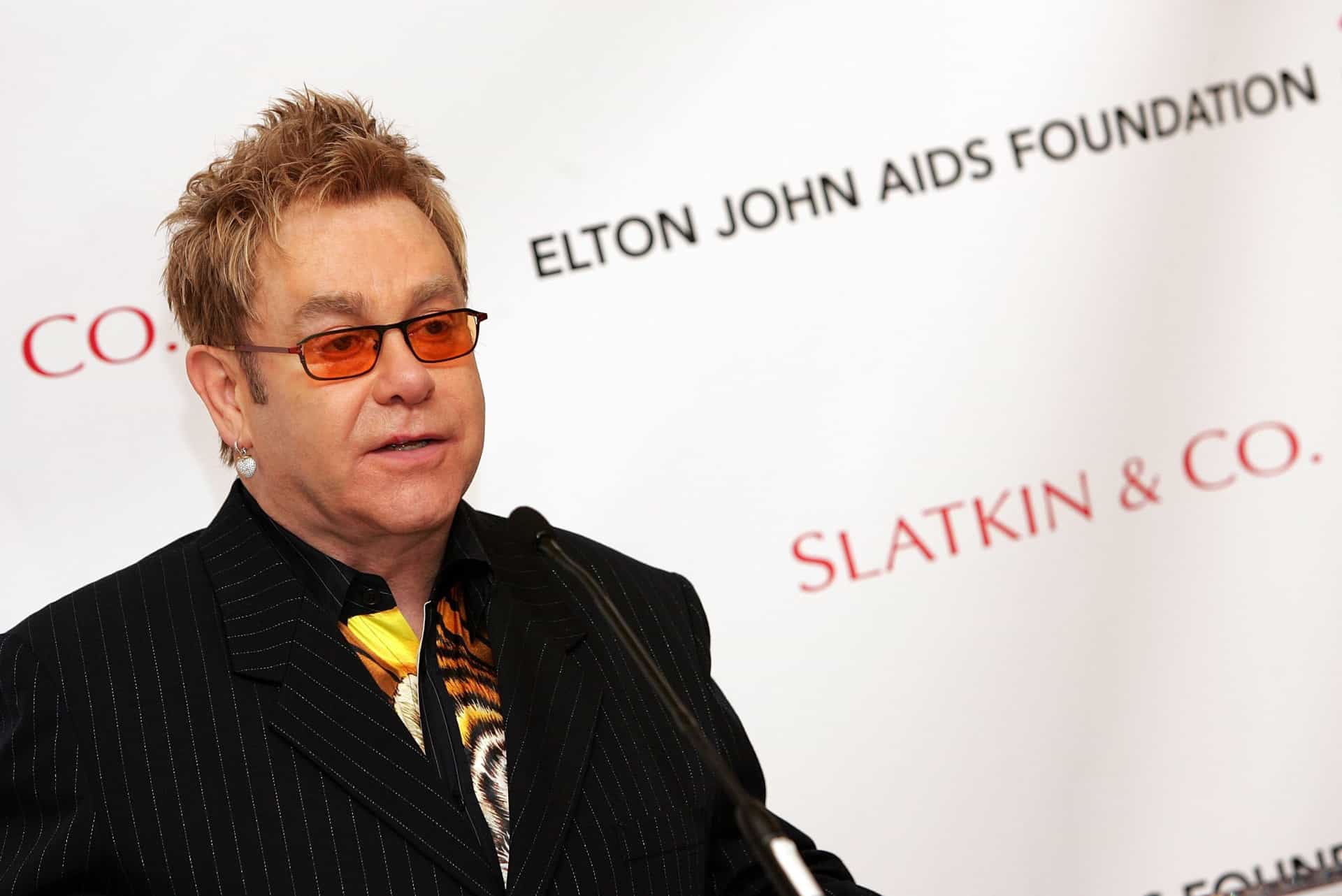 Im selben Jahr gründete er auch die Elton John AIDS Foundation. Die bis zum heutigen Zeitpunkt Hunderte Millionen US-Dollar für gemeinnützige Projekte sammelte.