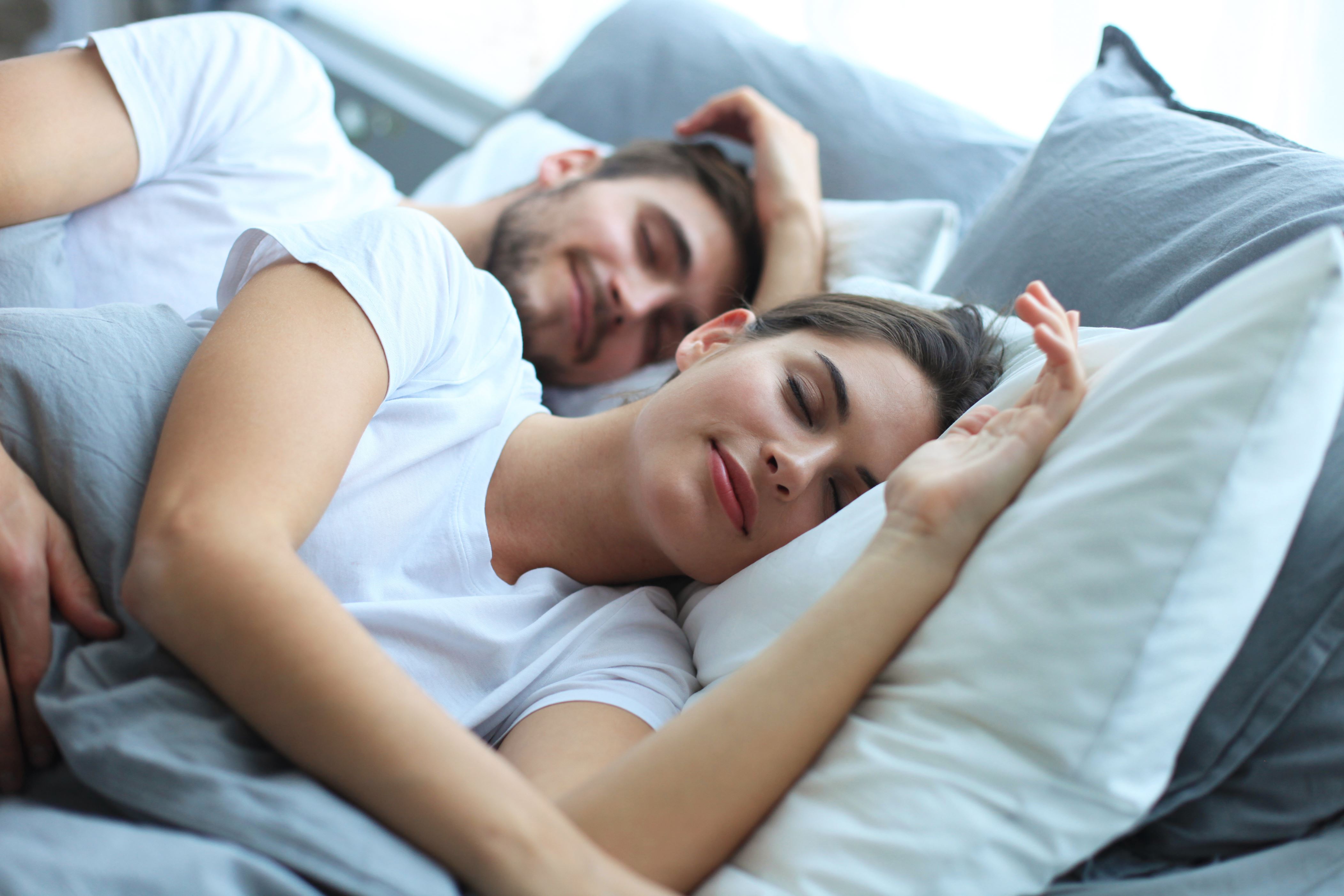 Поспал пару часов. С Энму в постели КРД. Фото как спят пары в разных позах. Best place to Sleep couple nature.