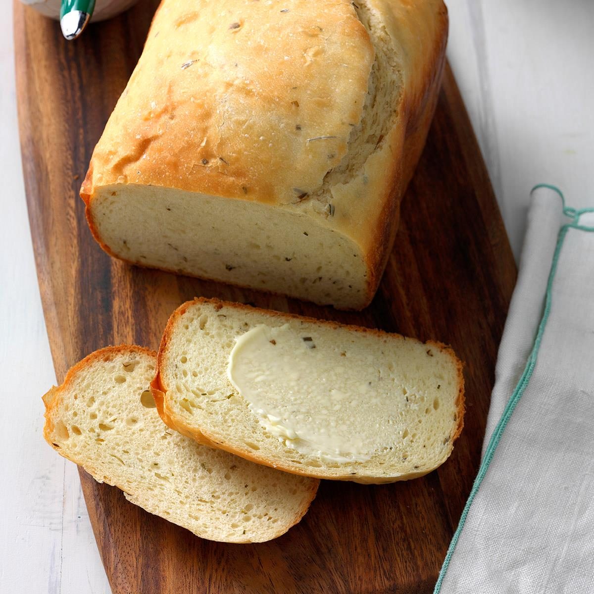 Хлеб чесночный в духовке в домашних условиях. Хлеб с чесноком и зеленью. Хлебушек с чесноком. Чесночный багет. Итальянский чесночный хлеб.