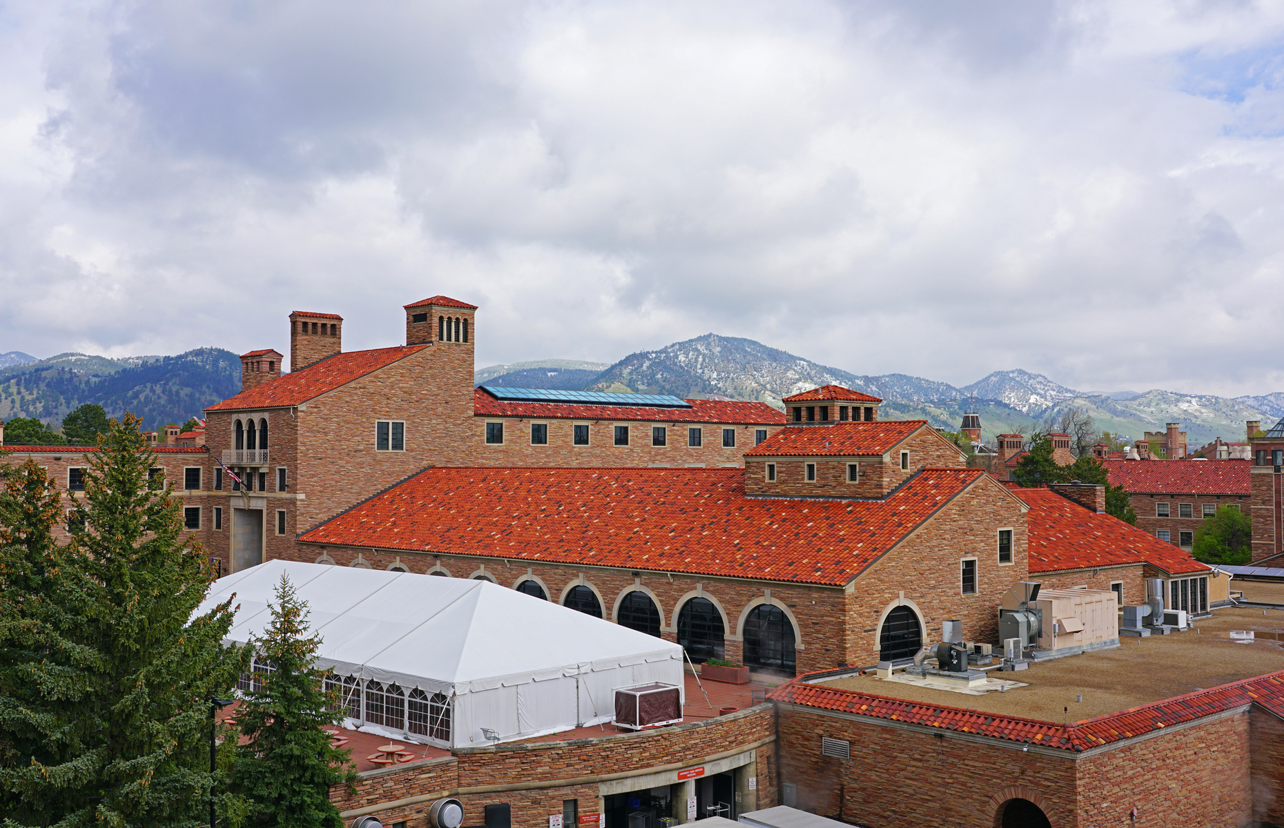 <p>It’s hard to match the stunning natural scenery of the University of Colorado Boulder, located at the base of the Rocky Mountains. The <a href="https://www.colorado.edu/fm/departments/planning-design-construction/campus-architect" rel="noreferrer noopener">sandstone walls and red-tile roofs</a> of the Italianate-style school buildings are especially lovely against this rugged backdrop.</p>