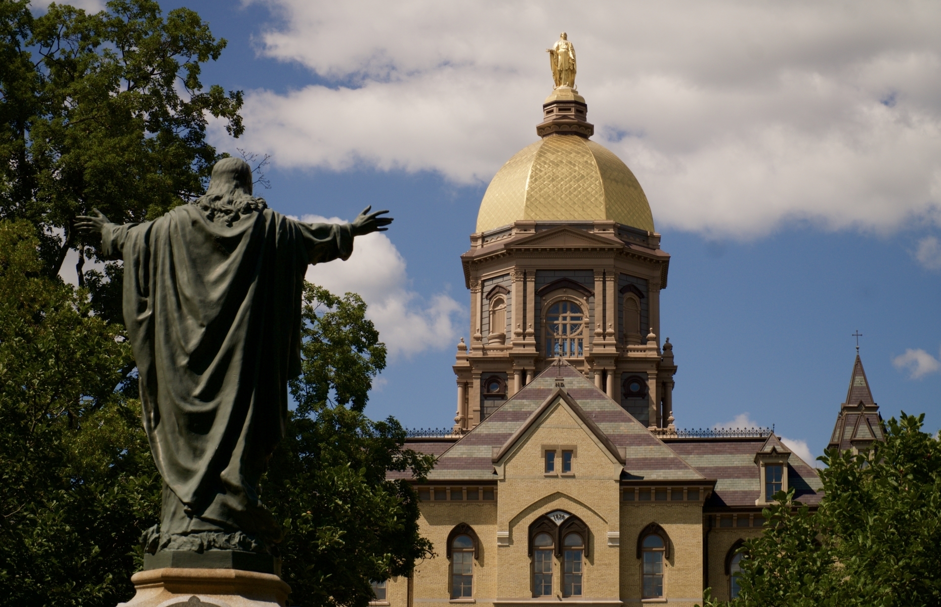 <p>The <a href="https://www.nd.edu/" rel="noreferrer noopener">University of Notre Dame</a>’s campus includes gorgeous Collegiate Gothic buildings, famous landmarks such as the Golden Dome atop the Main Building, and leafy quads that burst with color in the fall.</p>