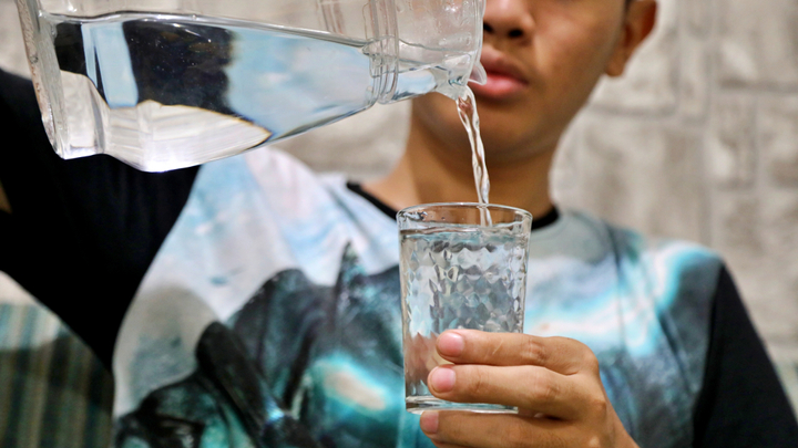 berapa banyak air minum yang kita butuhkan dalam sehari?