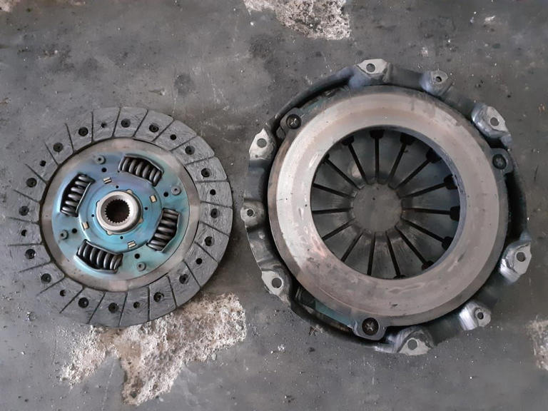 Ilustrasi plat kopling dan clutch cover mobil ryan/gridoto.com