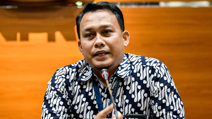 Pelaksana Harian (Plh) Juru Bicara KPK yang baru Ali Fikri menyampaikan konferensi pers di gedung KPK, Jakarta, Jumat (27/12/2019). Foto: ANTARA FOTO/M Risyal Hidayat