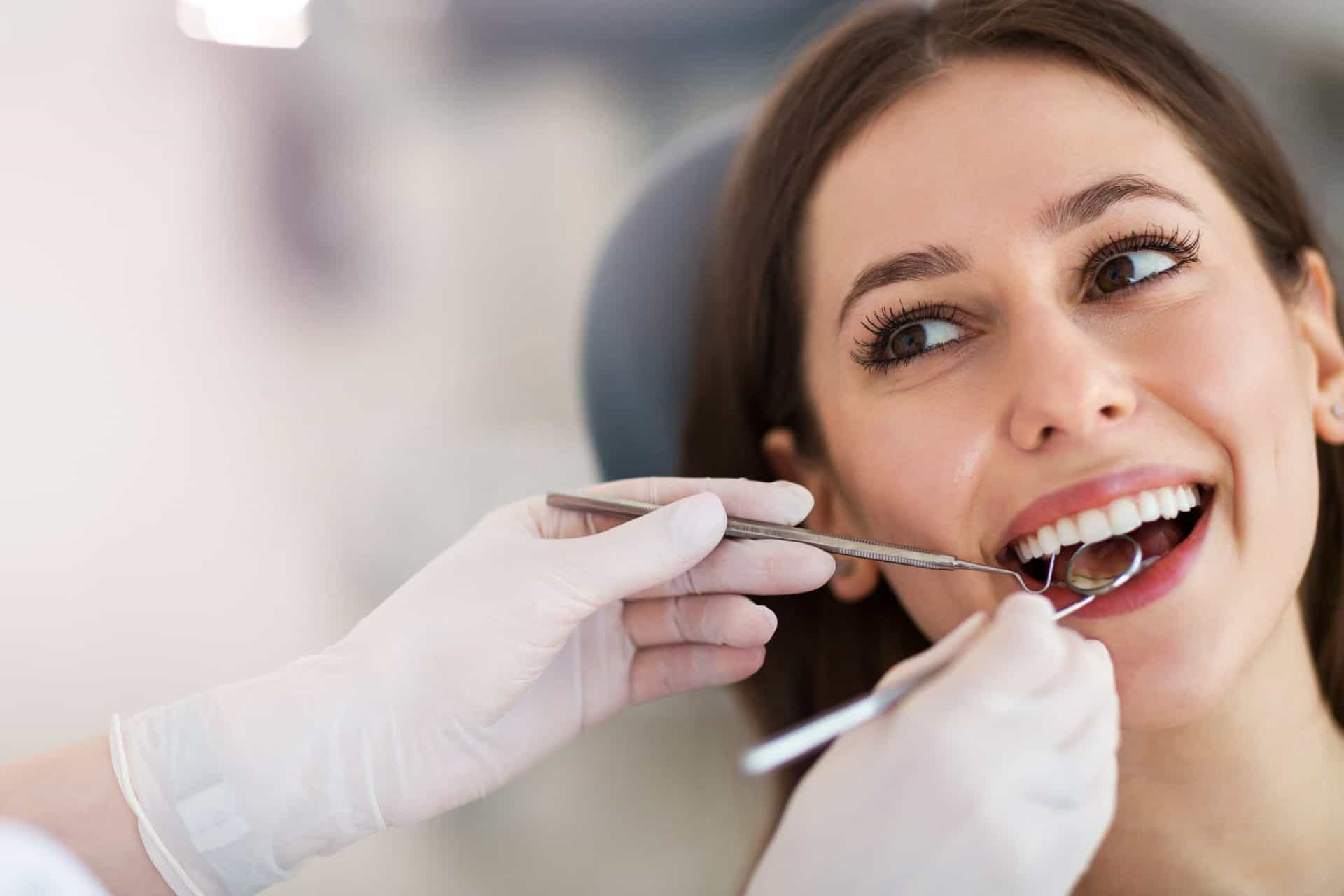 Saiba como clarear os dentes em casa