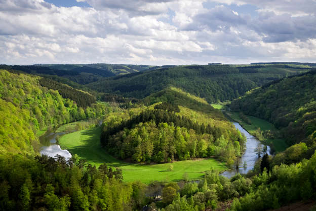 Diapositivo 1 de 45: Belgium, Wallonia, Luxembourg province, The Ardennes, Bouillon, Botassart, the Giant's tomb in the middle of the loop of the Semois river.