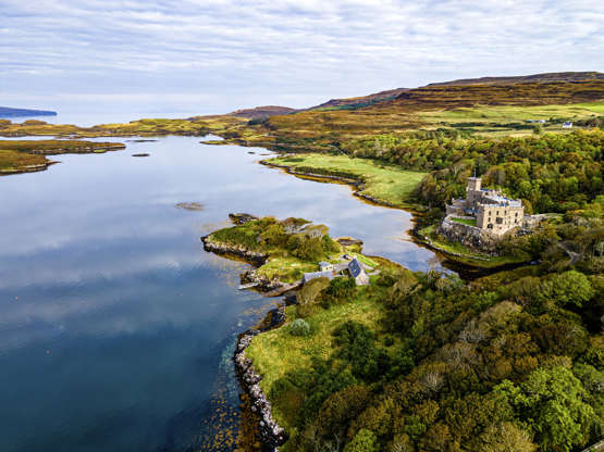 Diapositivo 3 de 41: Aerial of Dunvegan Castle, Isle of Skye, Inner Hebrides, Scotland, United Kingdom, Europe