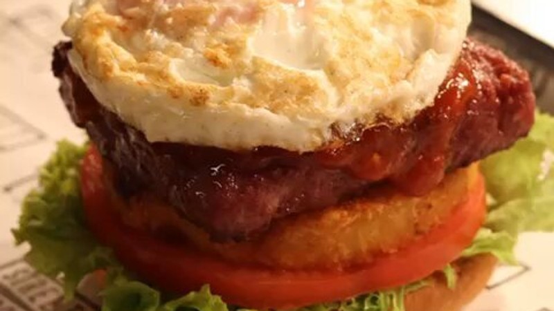 watch: gordon ramsay slammed for r400 ‘full scottish’ burger missing key elements