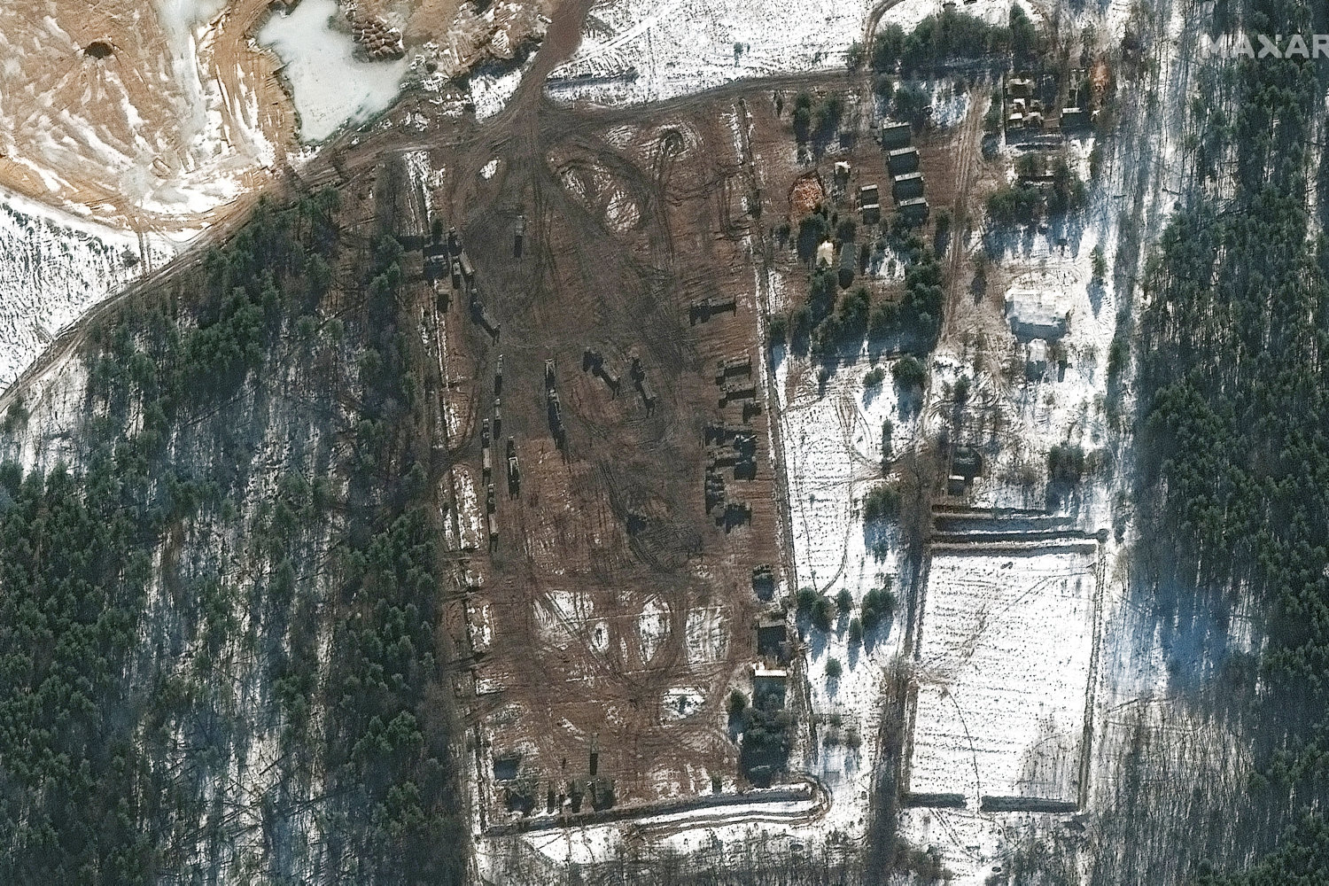 olielager står i brand i russisk by efter droneangreb