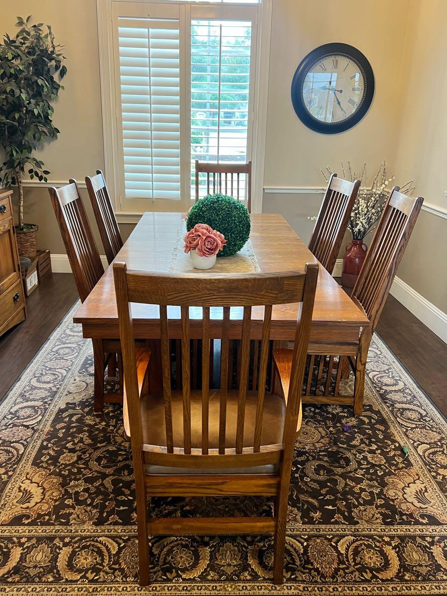 Beautiful Thomasville dining room set comes with extra leather seats ...