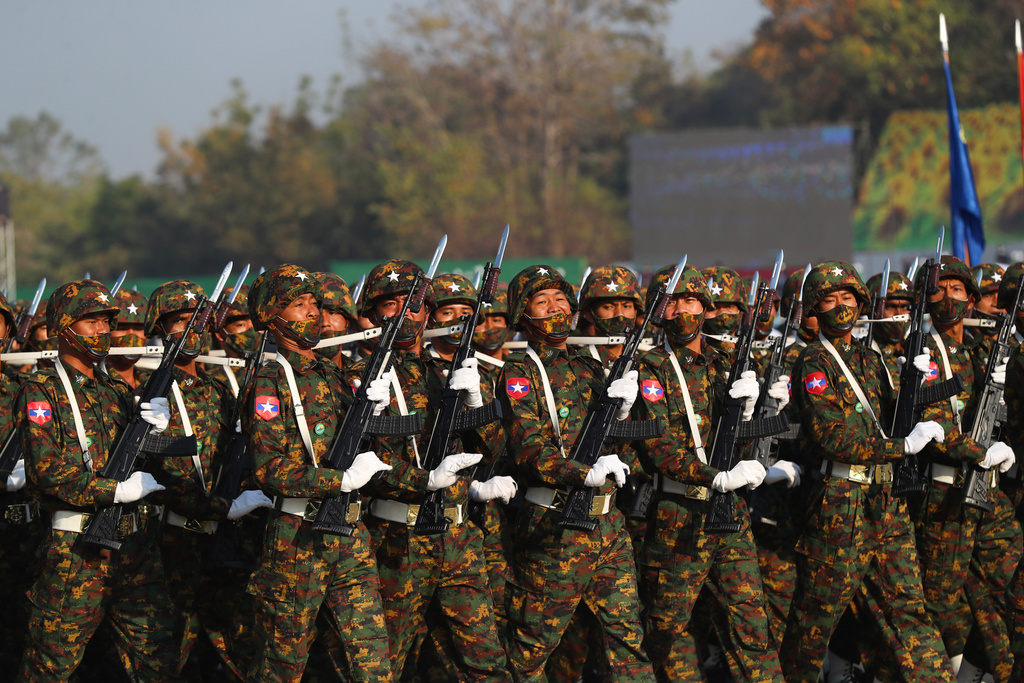hundratals soldater flyr myanmar