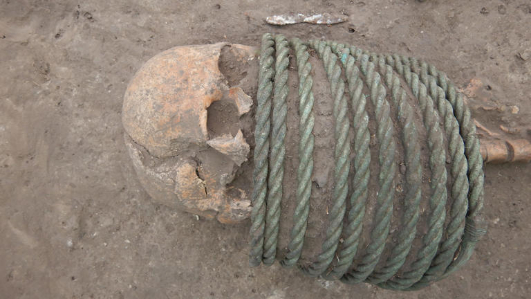 Desenterrado en Ucrania un cementerio de 1.000 años de antigüedad con muertos con elaborados anillos en el cuello y cubos en los pies