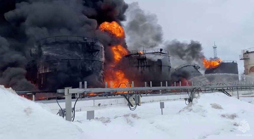 depósito de petróleo russo em chamas após ataque com drone