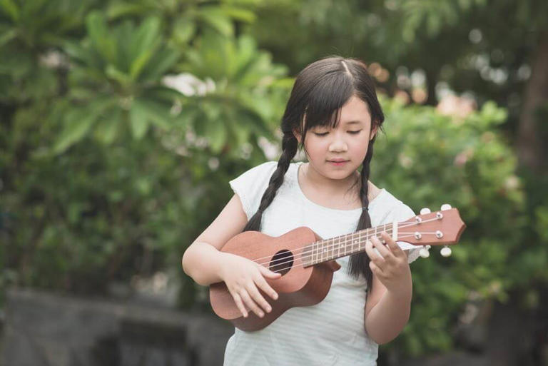 Are you shopping for a kids ukulele and not sure which is the best ukulele for kids just learning how to play? Keep scrolling for my kids ukulele buying guide, simple ukulele kids songs, where to find ukulele lessons online, and which ukulele brands to avoid. This post about the best ukulele for kids was ... Read more