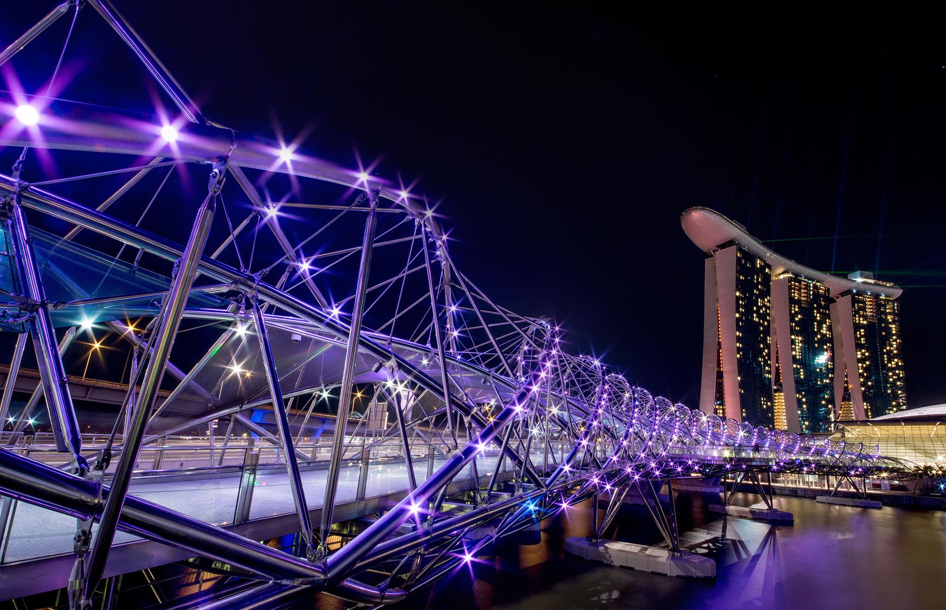 This 919-foot-long (28m) curved, double helix bridge is the first of its kind in the world. Linking the Marina Centre with Marina South, a wander across this DNA structure-inspired walkway is a must. It’s particularly spectacular at night, when the stainless steel is lit up in blue, so get your camera ready but take advantage of the four viewing platforms on each side so you don’t get in anyone’s way. Spanning the Singapore River, it’s become a standout landmark ever since it opened in 2010.