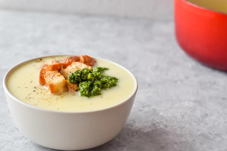 20 Minute Cauliflower Cheese Soup Recipe - A Quick Family Dinner