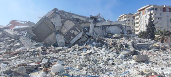 depremde 44 kişinin öldüğü 'said bey sitesi' davasında şantiye şefi tahliye edildi