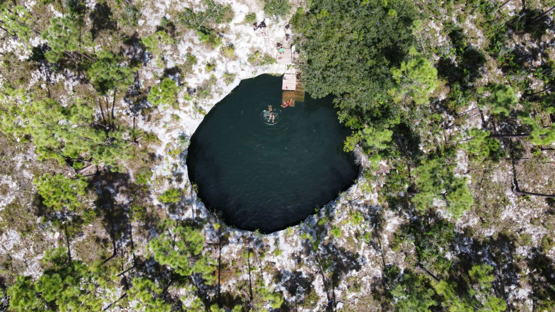 Unbelievable things found in sinkholes(02)